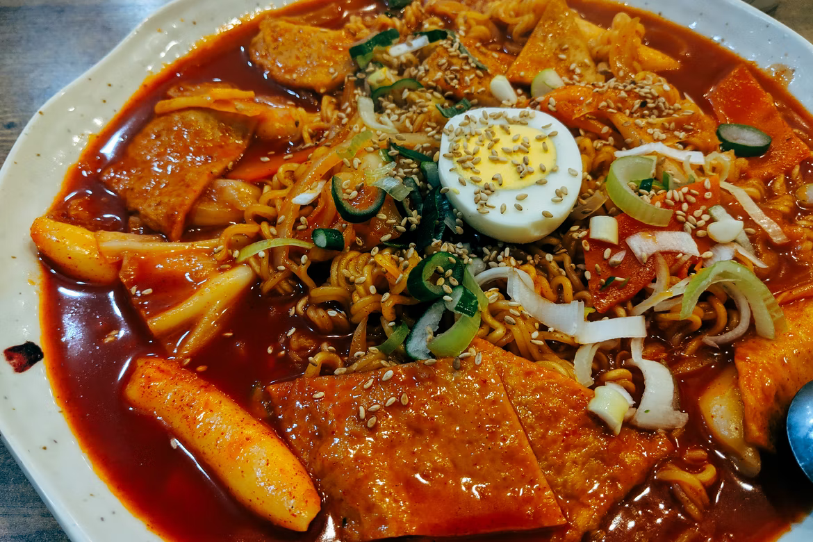 A serving of Korean tteokbokki.
        