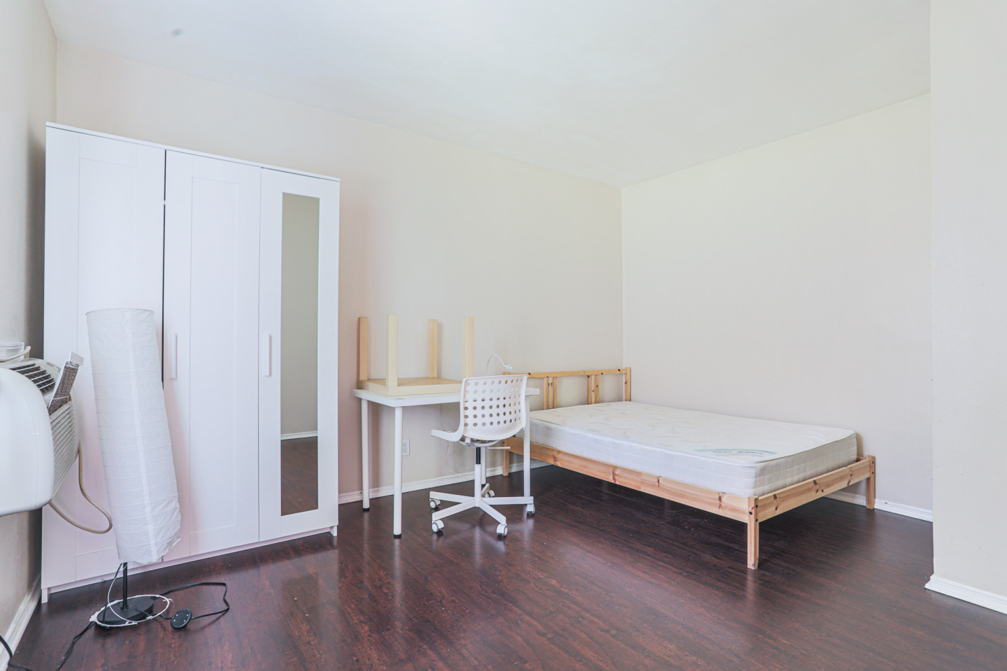 Tripalink Property, Cozy bedroom, Fully furnished USC student housing, Bright with White furniture